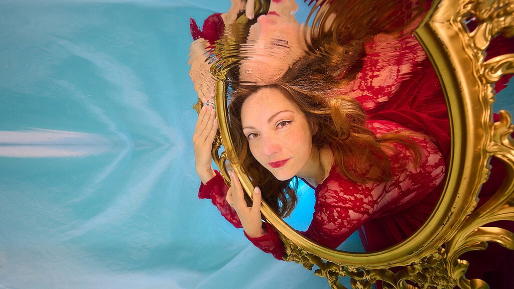unterwasser-fotoshooting-spiegel Eine Frau posiert mit einem Spiegel beim Unterwasser Fotoshooting.