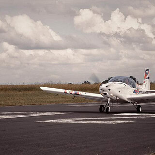 Ein Pioneer 200 Flugzeug welches gerade abhebt