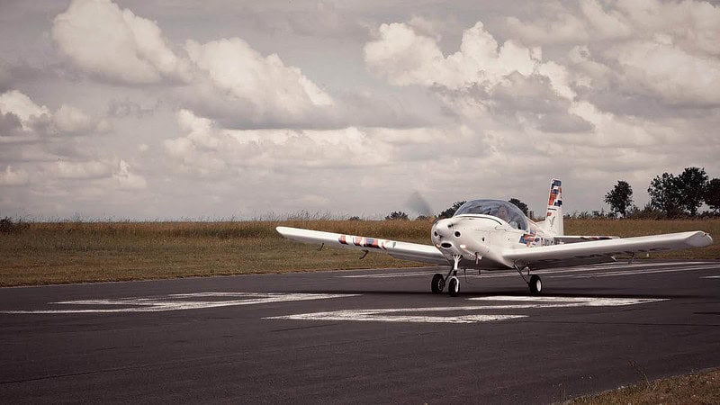 Ein Pioneer 200 Flugzeug welches gerade abhebt