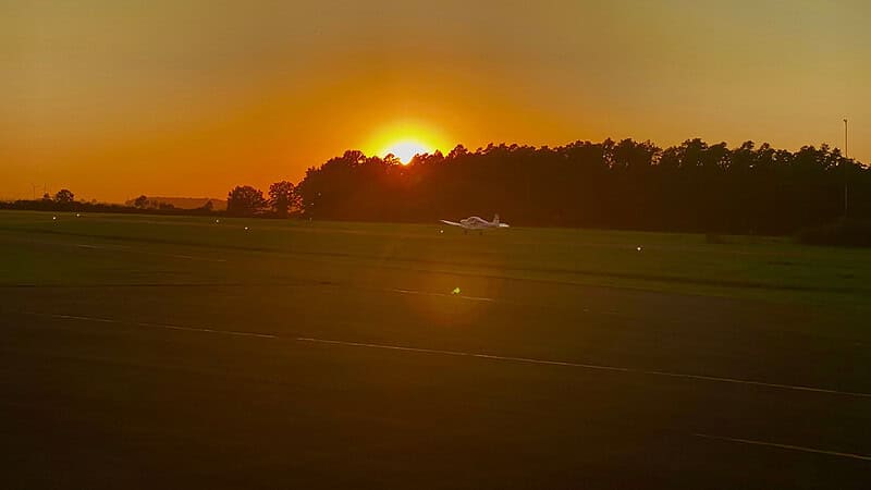 Ein Pioneer 200 Flugzeug startet im Sonnenuntergang
