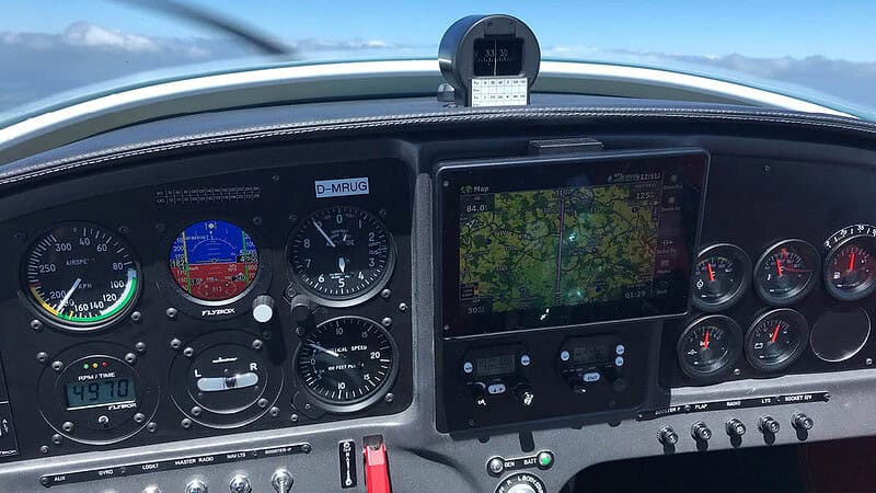 Cockpit Anzeigen eines Pioneer 200 Flugzeuges