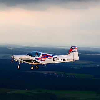 Fliegen neben einem Pioneer 200 Flugzeug in der Luft