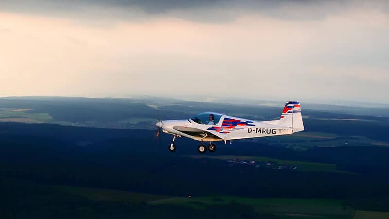 Fliegen neben einem Pioneer 200 Flugzeug in der Luft