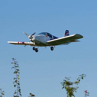 Ein Pioneer 200 Flugezug das im Landeanflug ist