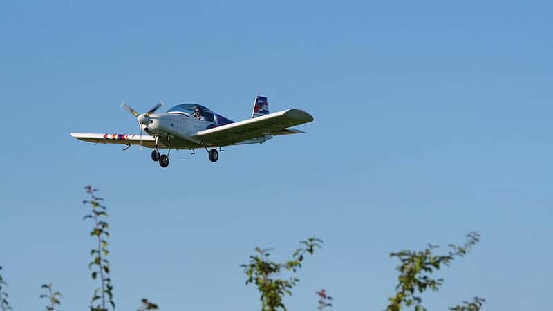 Ein Pioneer 200 Flugezug das im Landeanflug ist