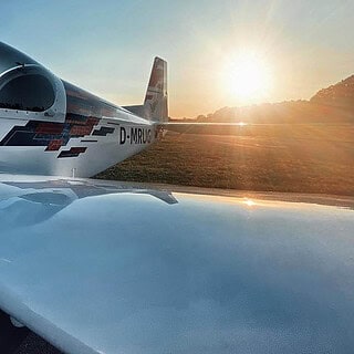 Ein Pioneer 200 Flugzeug, das in der Sonne am Flughafen steht