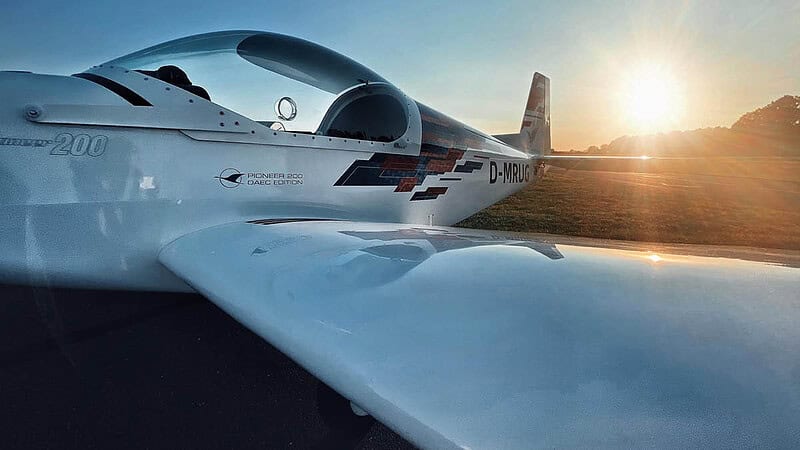 Ein Pioneer 200 Flugzeug, das in der Sonne am Flughafen steht