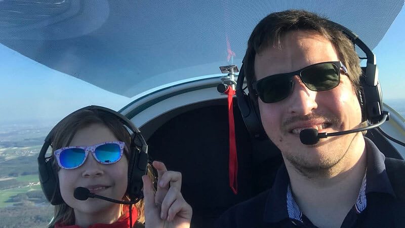 Ein Pilot der beim Rundflug ein Selfie aus dem Cockpit macht