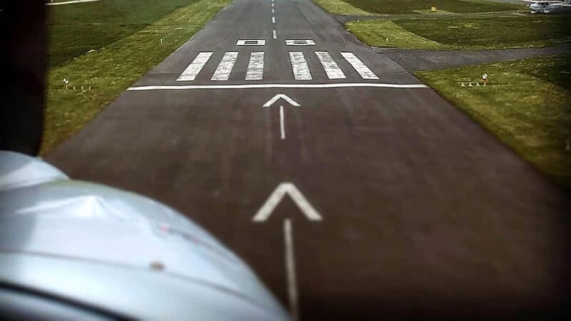 Sicht des Flugzeug Pioneer 200 beim Landeanflug auf die Landebahn