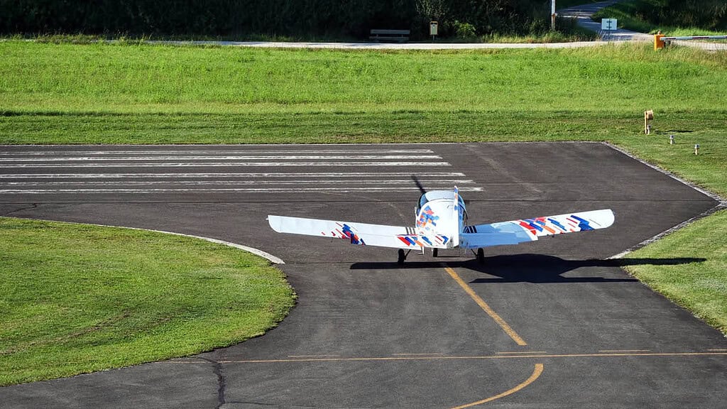 Ein Pioneer 200 Flugzeug rollt auf die Startbahn