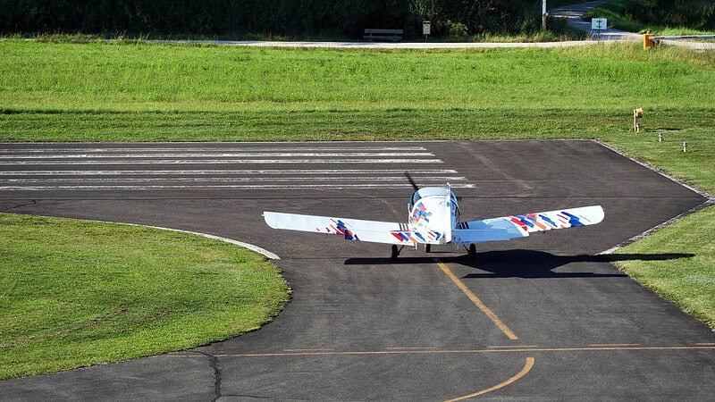 Ein Pioneer 200 Flugzeug rollt auf die Startbahn