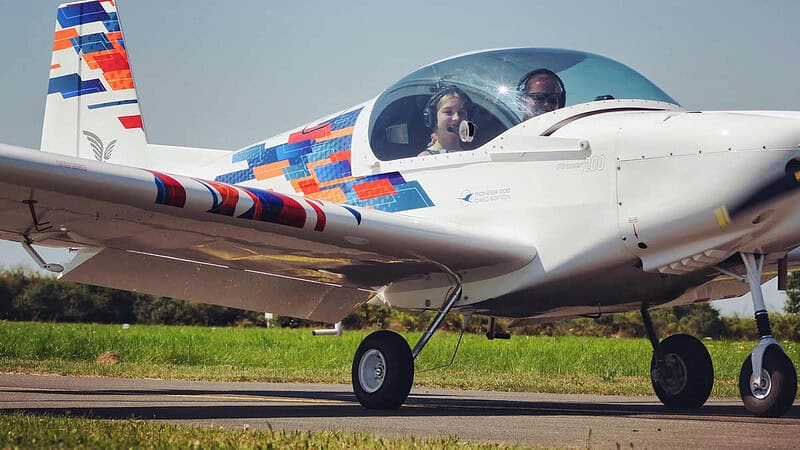 Pilot mit Mädchen im Cockpit vor dem Rundflug