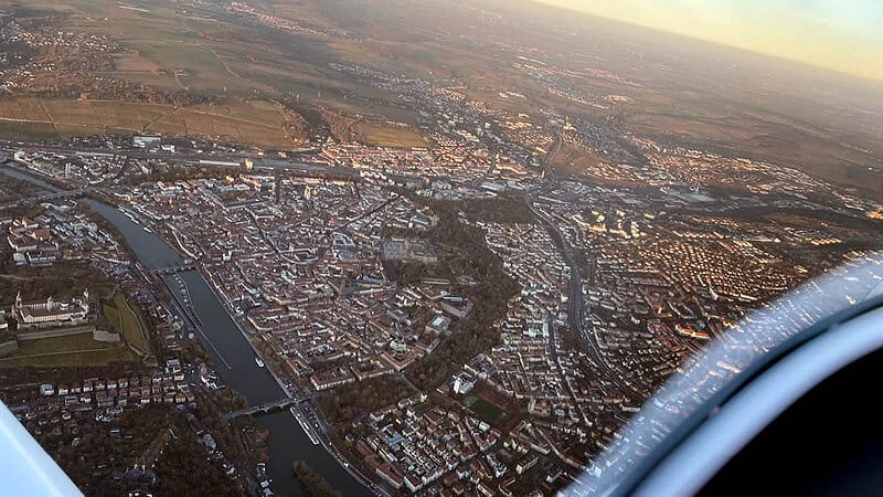 Die Aussicht von einem Pioneer 200 Flugzeug Rundflug über einer Stadt