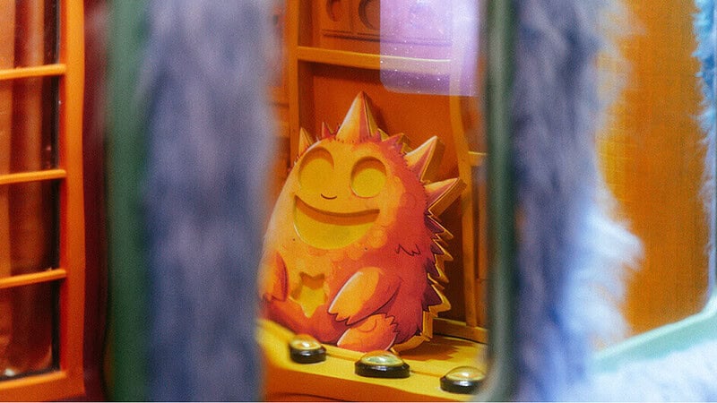 ein Monster welches auf einer Platte mit Knöpfen steht