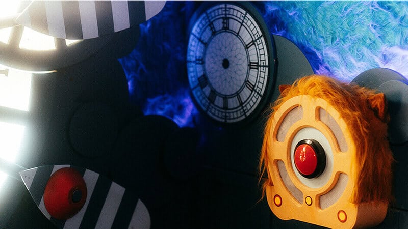 Uhren und Monster Knöpfe an einer Fell Wand