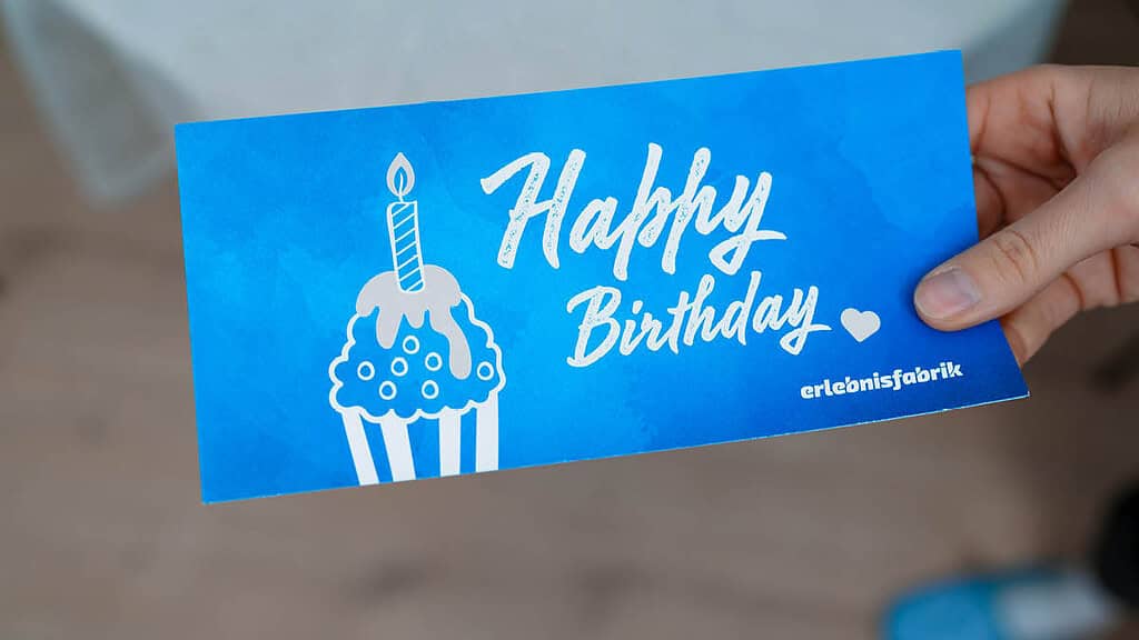 Happy Birthday Gutschein Ein Erlebnisgutschein mit Happy Birthday Aufschrift.