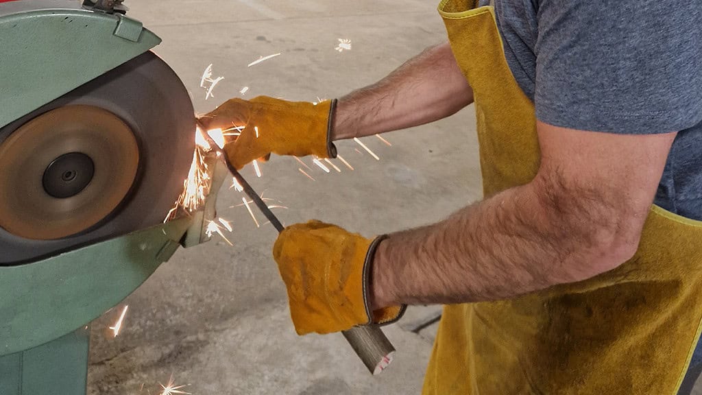 Schmieden_Kurs_Sachsen13 Das fast fertige Werkstück wird abgeschliffen.