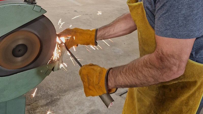 Das fast fertige Werkstück wird abgeschliffen.