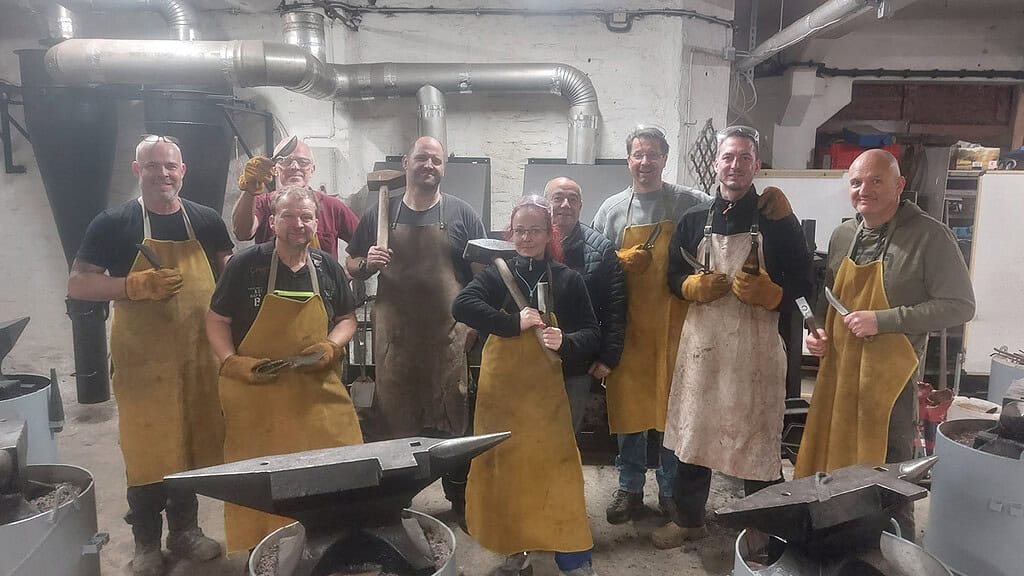 Schmieden_Kurs_Sachsen15 Die Teilnehmer des Kurses stehen beisammen und ein Jeder hat sein Ergebnis in der Hand.