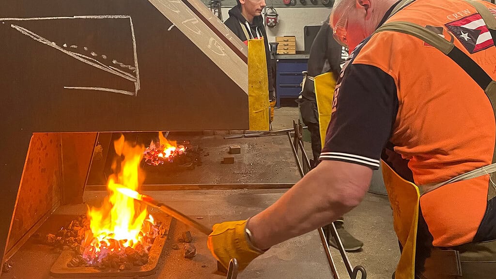 Schmieden_Kurs_Sachsen16 Mann arbeitet mit dem offenen Feuer