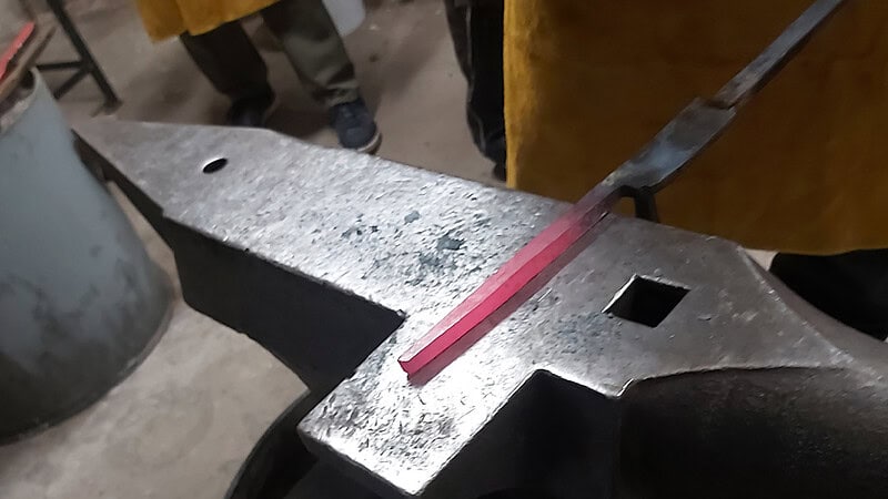 Amboss und darauf liegt ein heißes Stück Metall zur Verarbeitung