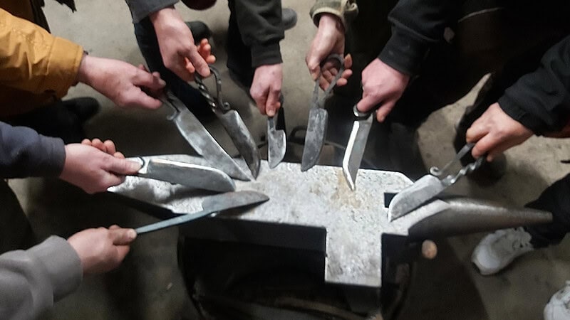 Die Teilnehmer des Kurses präsentieren das geschmiedete Messer. Ein Unikat für jeden Teilnehmer