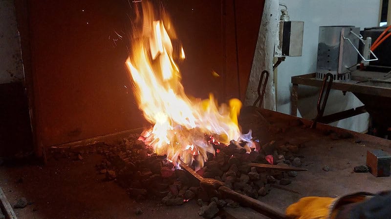 Ansicht des Feuers, in dem die Werkstücke hocherhitzt werden, sodass diese dann auch geschmiedet werden können.