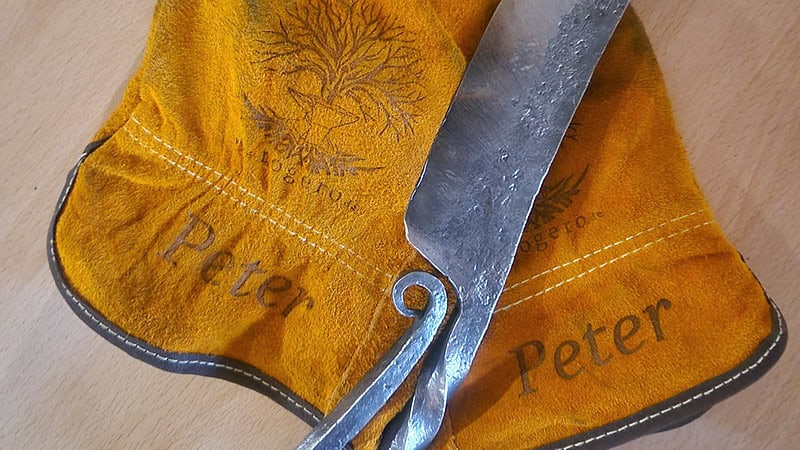 Ansicht des Ergebnisses des Schmiedekurses. Individuell bedruckte Handschuhe aus Leder mit dem Messer.