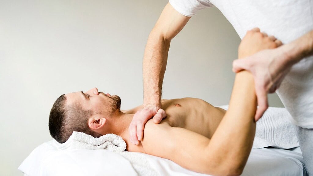 Sportmassage-Suttgart Sportmassage in Suttgart - Schulter eines Mannes wird massiert
