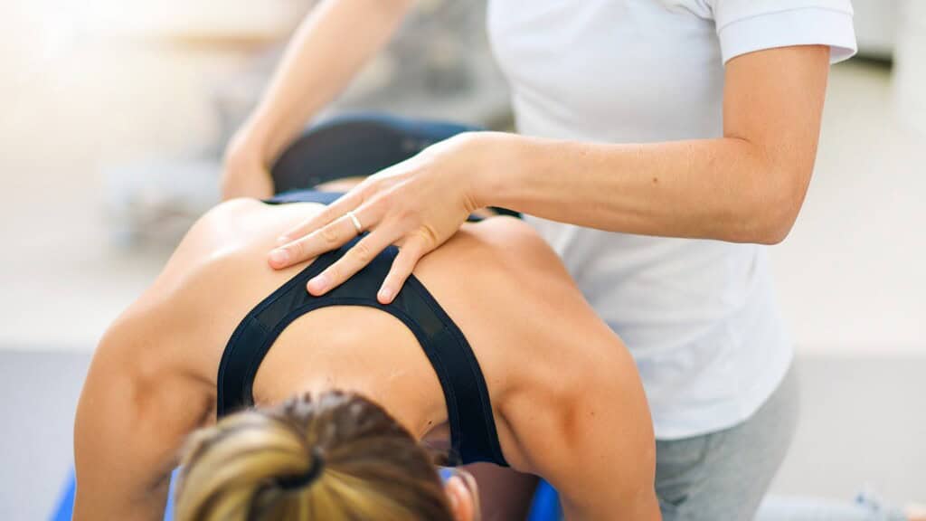 Sportmassage-Suttgart-2 Sportmassage in Suttgart Rücken einer Frau wird massiert