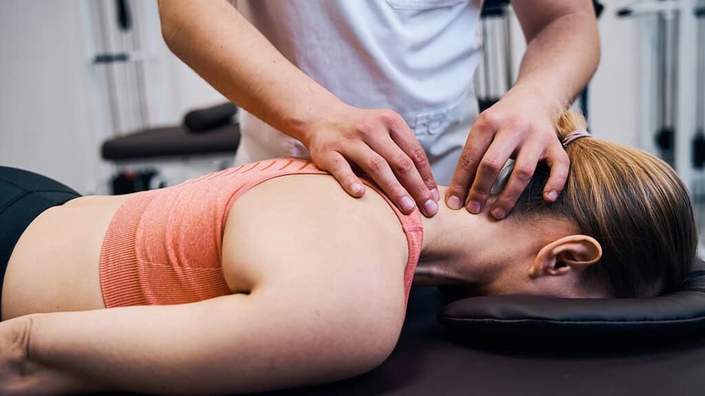 Sportmassage-Suttgart-3 Der Nacken einer Frau wird massiert bei der Sportmassage in Suttgart