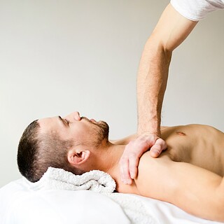 Sportmassage in Suttgart - Schulter eines Mannes wird massiert