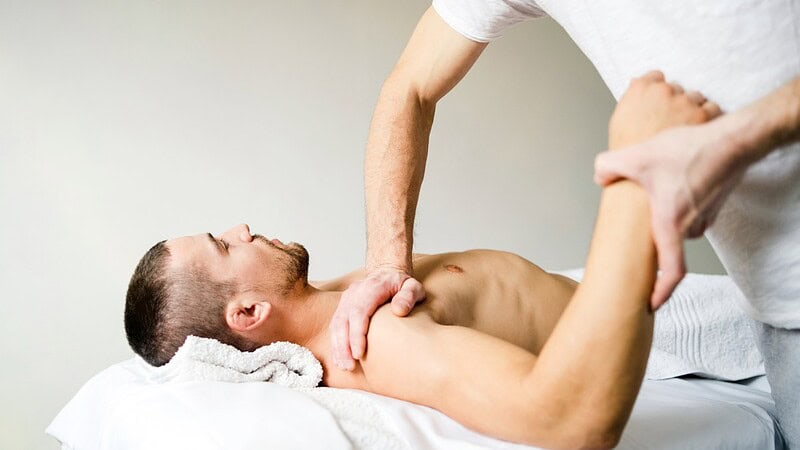 Sportmassage in Suttgart - Schulter eines Mannes wird massiert
