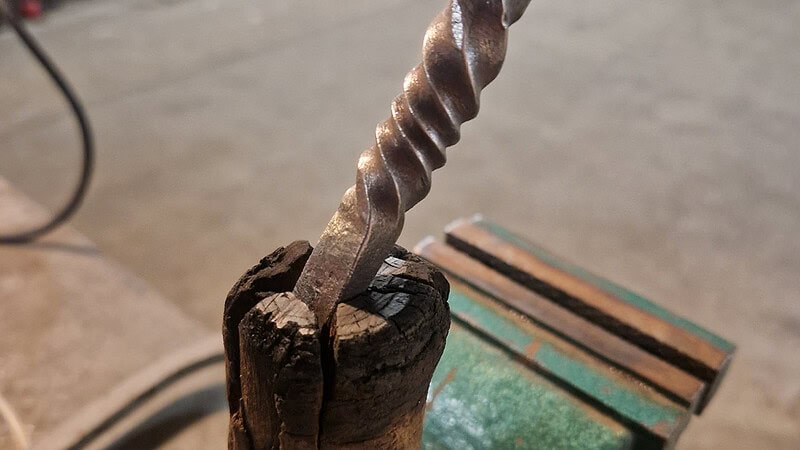 Flaschenöffner wird geschmiedet