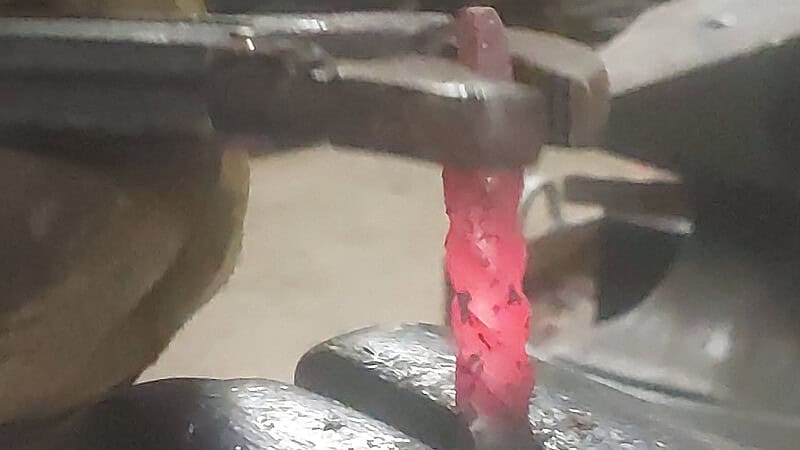 hocherhitzter Flaschenöffner beim Schmiedevorgang.