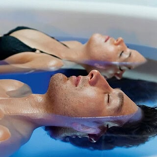 2 Personen nahansicht auf dem Wasser beim Floating in Stuttgart