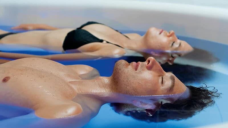 2 Personen nahansicht auf dem Wasser beim Floating in Stuttgart