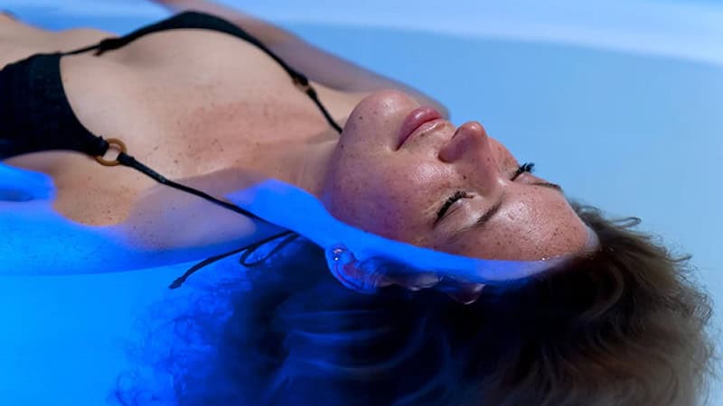 Frau wurde beim Floating in Stuttgart fotografiert.