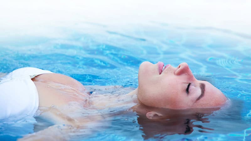 Frau ist beim Floating in Stuttgart