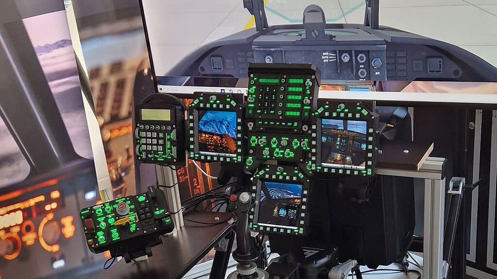 flusimulator-Frankfurt4 Ansicht des 4D Motion Flugsimulators in Frankfurt am Main - Cockpit und Instrumente