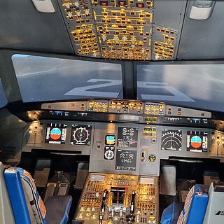 Ansicht des Cockpits des A320 Flugsimulators in Frankfurt am Main