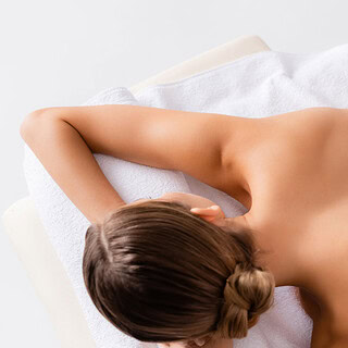 Frau wird massiert beim Floating in Stutgart