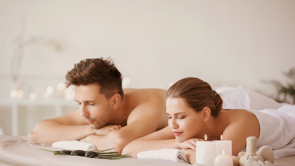 massage-stuttgart2 Paarmassage in Stuttgart - Man und Frau liegen entspannt auf der Liege