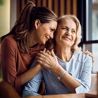 Mutter und Tochter beieinander und umarmen sich. - Muttertagsgeschenkideen