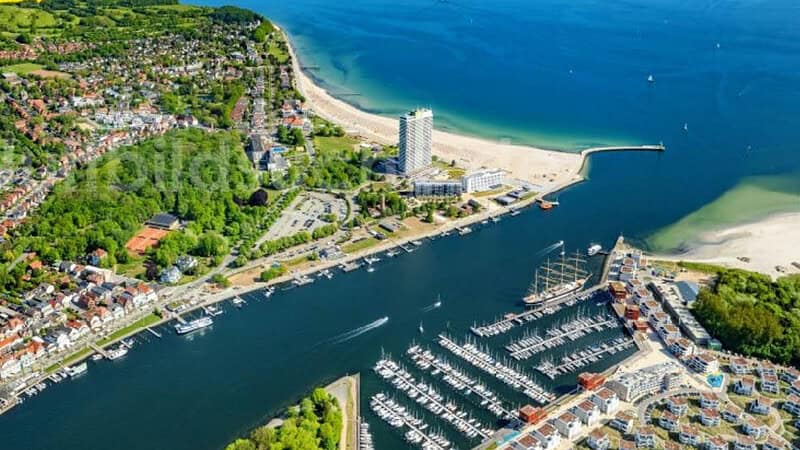 Aussicht auf Lübeck mit Grünfläche, Innenstadt und Seeabschnitt- >Ballonfahrt- Aussicht auf Lübeck