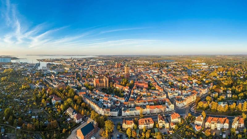 Aussicht auf Mecklenburg-Vorpommern mit Innenstadt und Ostsee im Hintergrund- Ballonfahrt- Aussicht auf Mecklenburg- Vorpommern