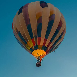 Bunter Ballon am blauen Himmel- Ballonfahrt- Ballon mit Himmel