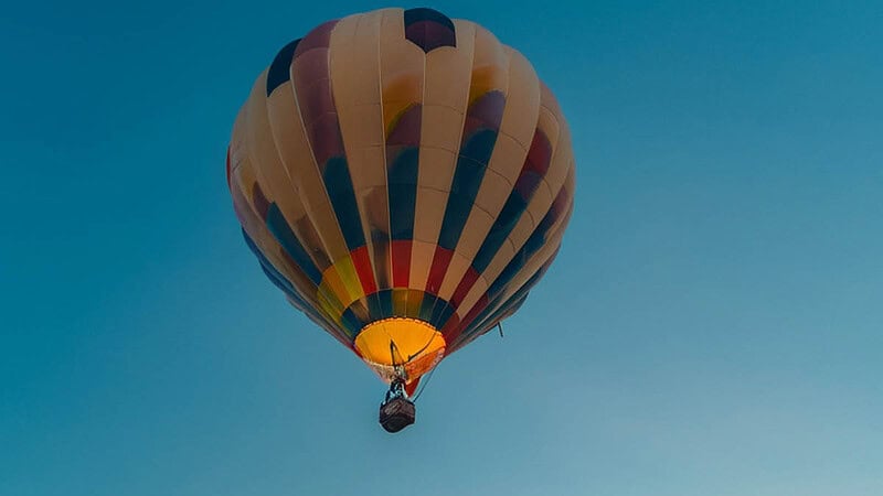 Bunter Ballon am blauen Himmel- Ballonfahrt- Ballon mit Himmel