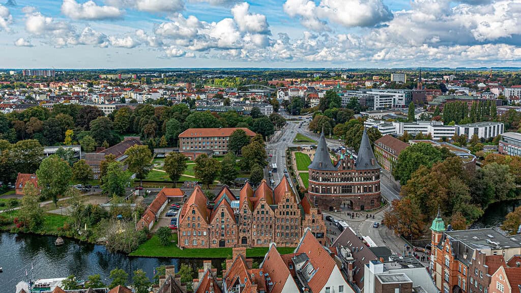 Ballonfahrt- Häuser Lübecks Weite Aussicht auf die Innenstadt Lübeck und deren Umgebung- Ballonfahrt- über Lübeck
