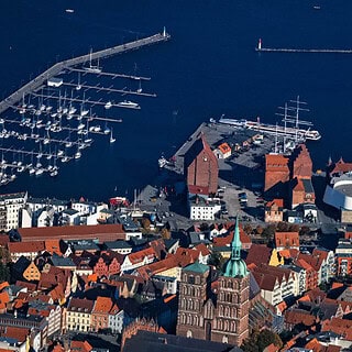 Aussicht von oben auf Hamburg mit Blick auf die Stadt und Elbufer -Ballonfahrt in Hamburg